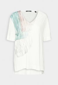 Camiseta blanca con escote en V, mangas cortas y un diseño abstracto en azul y rosa con líneas texturizadas en un lado.