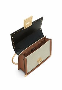 Brązowo-beżowa torebka na łańcuszku, o fakturowanej powierzchni, z złotymi elementami, otwarcie ukazuje czarne wnętrze i kieszonkę na suwak.