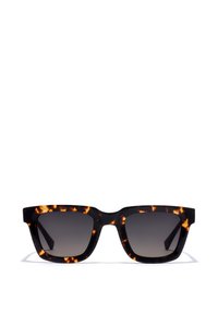 Ochelari de soare cu model tip scoică țestoasă, cu ramă pătrată îndrăzneață și lentile gri degradate; material plastic neted cu finisaj lucios.