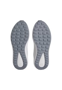 Scarpe da ginnastica bianche con suole in gomma grigia. Il motivo della suola presenta forme rettangolari ed esagonali. Il logo è visibile sul tallone.