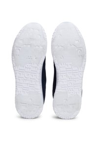 Baskets slip-on navy en tissu texturé, semelle en caoutchouc blanc avec logo embossé et motifs de grip pour la traction.