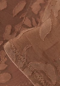 Castanjebruine, doorschijnende stof met verhoogde bloem- borduurwerk en geschulpte randen, weergegeven in een close-up detail.