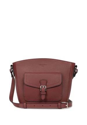 Borsa a tracolla in pelle borgogna con forma strutturata. Presenta un pattino frontale con una fibbia in metallo, una tracolla regolabile e un marchio impresso.
