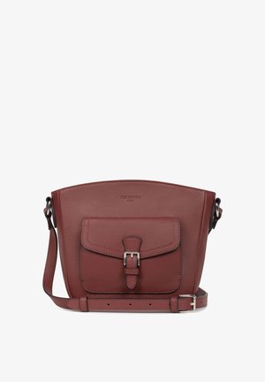 Borsa a tracolla in pelle borgogna con forma strutturata. Presenta un pattino frontale con una fibbia in metallo, una tracolla regolabile e un marchio impresso.