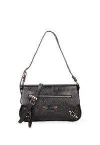 Borsa a tracolla in pelle nera con finitura texture, chiusura a patta, tasca frontale con zip e tracolla regolabile. Presenta dettagli in metallo.