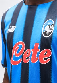 Mėlyna ir juoda dryžuota futbolo marškinėliai su Atalanta 1907 klubo logotipu ant krūtinės ir raudonu „Lete“ rėmėjo tekstu priekyje.