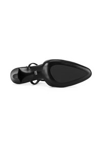 Melna augstpapēžu kurpe ar smailu purngalu, gludu ādas virsu, atvērtu siksnu dizainu un matētu gumijas zoli. Nav redzamu rakstu vai tekstūrām.