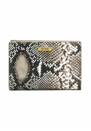 Portfel ze skóry węża w czarno-kremowy wzór, z złotą plakietką z logo i gładką fakturą. Prostokątny kształt z zamkiem błyskawicznym.