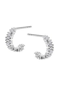 Srebrne kolczyki-koła z falistym wzorem ozdobione błyszczącymi przezroczystymi kryształkami, z teksturowanym wykończeniem i polerowanymi powierzchniami.