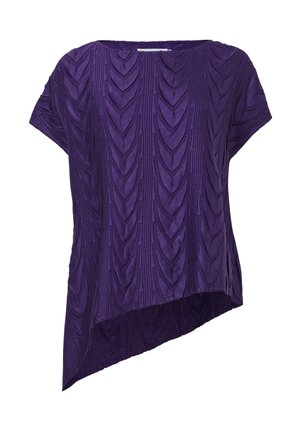 Top corto de manga corta morado con patrones de hojas texturizadas, con un dobladillo asimétrico y un acabado suave y satinado.