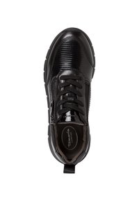 Sneaker nera con tomaia in pelle textured, punta tonda e chiusura con lacci. Presenta dettagli lucidi e una soletta imbottita per il massimo comfort.
