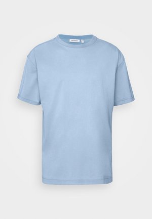 Blauw katoenen T-shirt met een grote witte glimlachende gezichtsgrafiek op de achterkant, korte mouwen en een losse pasvorm.