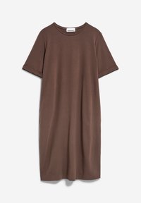 Robe marron à manches courtes de style décontracté arrivant aux genoux avec encolure ronde et poignets retroussés, suspendue sur fond blanc.