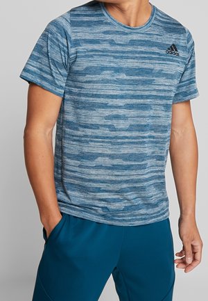 Blauw gestreept atletisch T-shirt gemaakt van ademend materiaal, met een ronde hals en korte mouwen. Voorzien van een Adidas-logo op de borst.