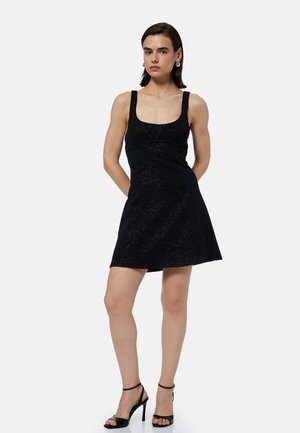 Schwarzes ärmelloses Kleid mit einem figurbetonten Oberteil, ausgestelltem Rock und Glitzerstruktur. Mit breiten Trägern und einer glatten Stoffoberfläche.
