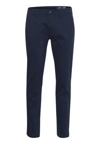 Chinos de algodón azul marino con corte ajustado, con cierre de botón, bolsillos frontales y una textura suave. Sin patrones ni acentos visibles.