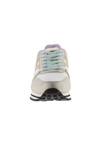 Scarpa sportiva grigio chiaro con lacci verde menta, dettagli dorati e suola a strisce bianche e nere. Parte superiore liscia con sovrapposizioni testurizzate.