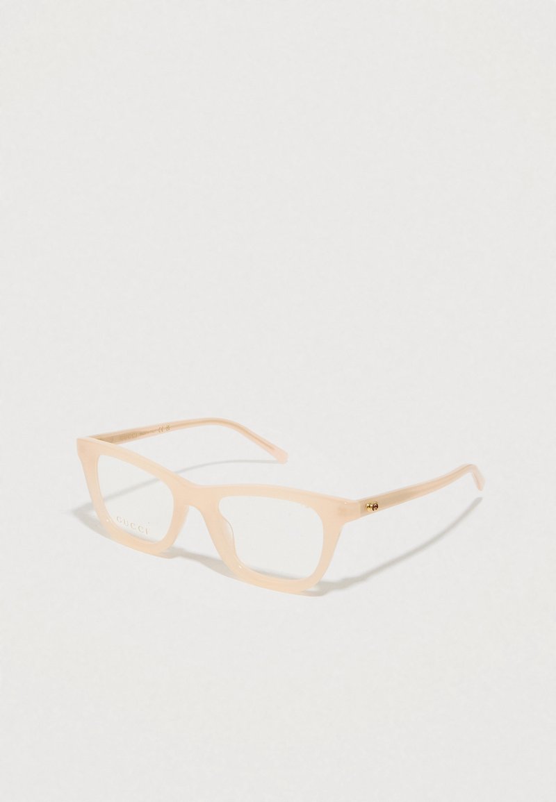 Óculos de sol Gucci com armação de plástico texturizado em rosa suave, formato retângulo, lentes transparentes e detalhes em metal dourado.