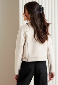 Lipsy REGULAR FIT - Jacka i konstläder - cream