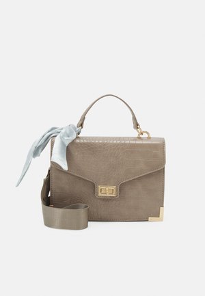 Bolso taupe con relieve de cocodrilo y cierre dorado, que incluye una cinta gris desmontable y una correa de hombro a juego.