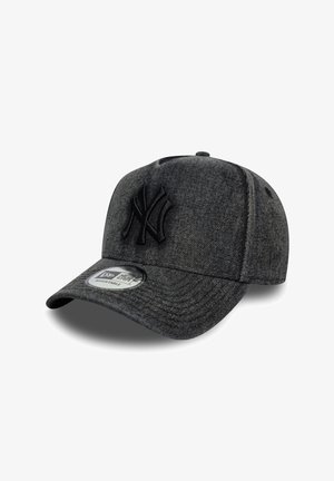 Cappellino snapback in denim grigio scuro, caratterizzato da un logo nero ricamato in rilievo, visiera curva e cinturino posteriore regolabile.