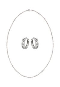 Colier din argint cu un lanț delicat și cercei tip cerc asortați, cu un finisaj neted și cristale transparente încrustate pentru detalii.