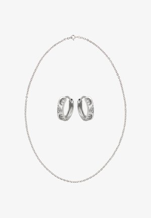 Collar de plata con una cadena delicada y pendientes de aro a juego, con un acabado liso y cristales claros incrustados para detalle.