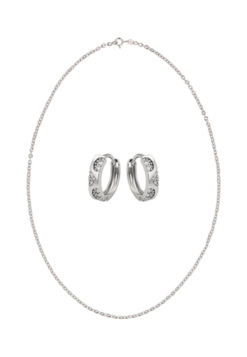 Colier din argint cu un lanț delicat și cercei tip cerc asortați, cu un finisaj neted și cristale transparente încrustate pentru detalii.
