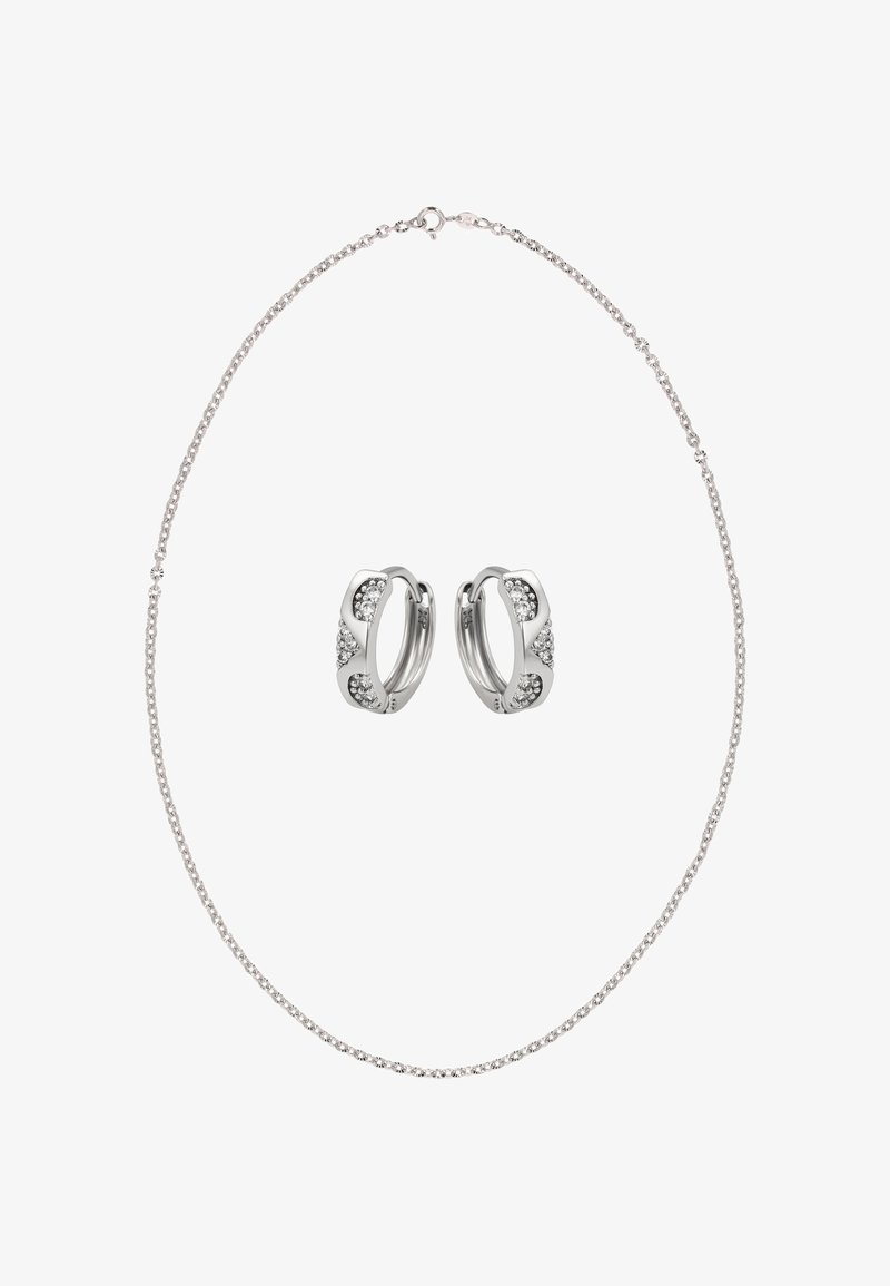 Colier din argint cu un lanț delicat și cercei tip cerc asortați, cu un finisaj neted și cristale transparente încrustate pentru detalii.