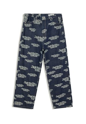Dunkelblaue Denim-Jeans mit lockerem Schnitt, bedeckt mit wiederholtem weißen Graffiti-Style-Text mit der Aufschrift "Super Skill."