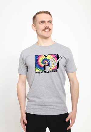 Grå bomuld t-shirt med et farverigt tie-dye MTV-logo og sort tekst, der siger "MUSIC TELEVISION." T-shirten har korte ærmer og rund hals.