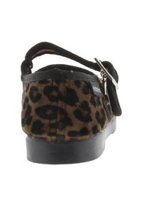 Zapato plano con estampado de leopardo y una correa elástica negra con hebilla, hecho de un material suave similar al ante, con una suela de goma negra.