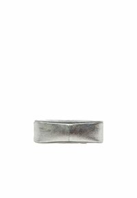 Metallische zilveren platte band, gladde textuur, rechthoekige vorm, licht afgeronde randen en een minimalistisch ontwerp zonder zichtbare hardware.