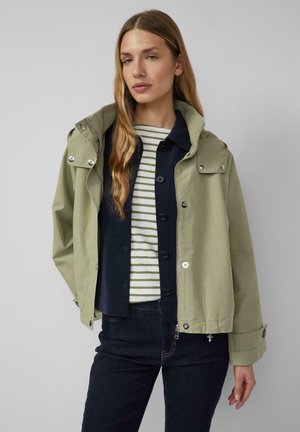 - Kurtka przejściowa