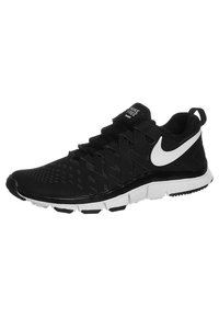 Scarpa sportiva nera con parte superiore testurizzata, fasce incrociate, un logo Nike bianco e una suola bianca, progettata per flessibilità e comfort.