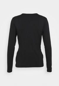 Långärmad svart skjorta med rund halsringning, slät textur och figursydd design. Har sidofrill för extra detalj.