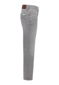 Jeans de denim gris con un diseño de pierna recta. Presenta una waistband de cuero marrón y un estilo clásico de bolsillos. Textura suave y detalles de costura.