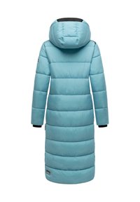 Lichtblauwe lange gewatteerde winterjas met capuchon, horizontale quilt en zwarte binnenmanchetten, weergegeven vanuit de achterzijde op een witte achtergrond.