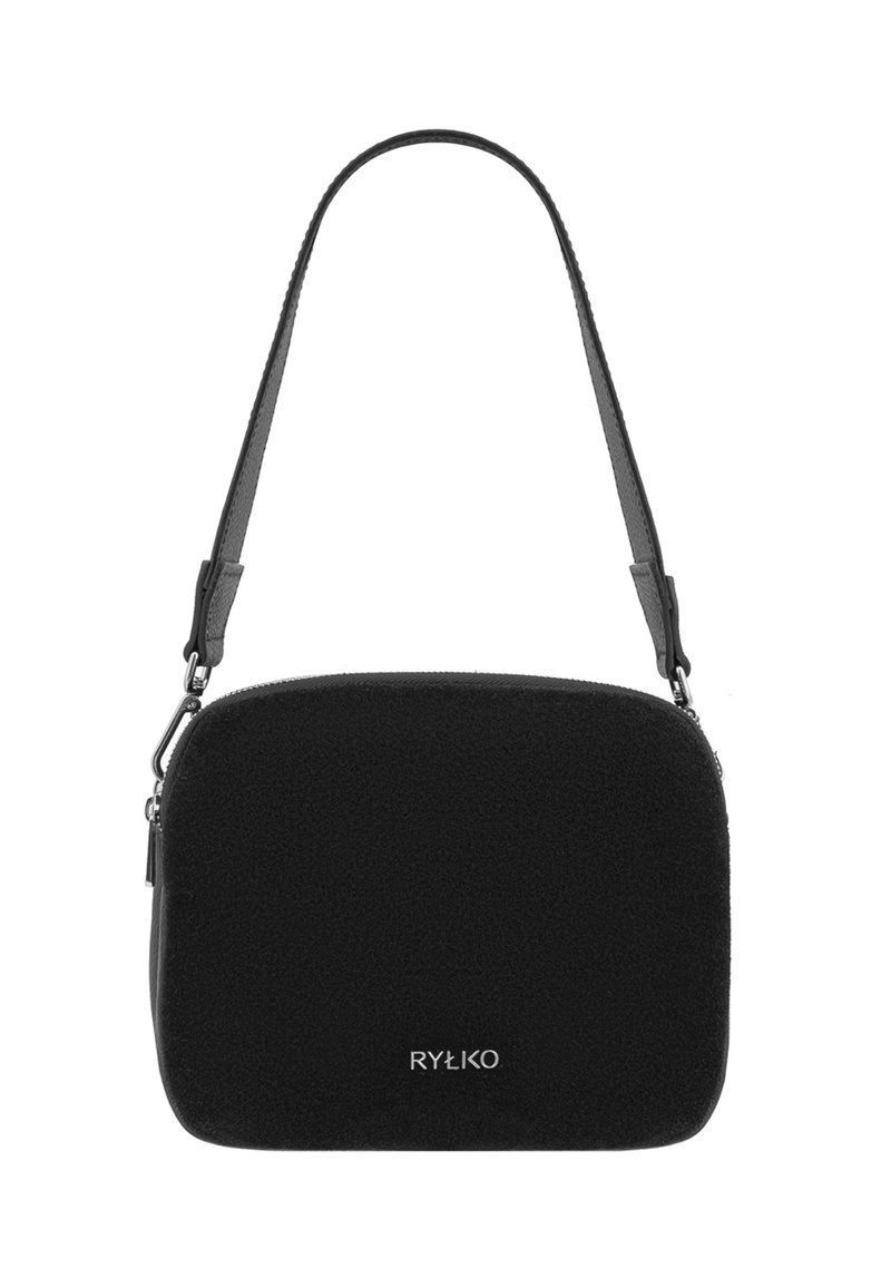 Bolso cruzado rectangular negro hecho de tela texturizada, con una correa delgada y herrajes plateados con el logo de la marca en la parte frontal.