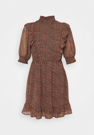 Robe fleurie avec un col montant, des manches courtes bouffantes et un ourlet volanté. Présente un fond sombre avec des motifs floraux rouges, roses et verts.