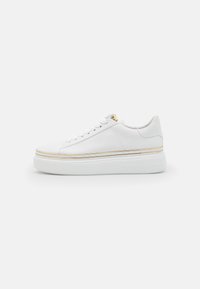 Sneaker in pelle bianca con una spessa suola bianca e una linea dorata accentata, punta rotonda e design tradizionale con lacci.