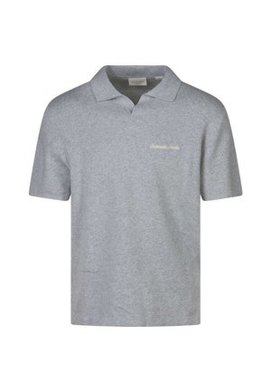 Polo gris clair à manches courtes avec col et petit texte blanc brodé sur le côté gauche de la poitrine.