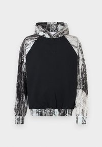 Czarna bluza z kapturem z fakturowanym czarnym przodem, z kontrastowymi rękawami w szaro-białe wzory przypominające korę drzewa. Regulowany kaptur.