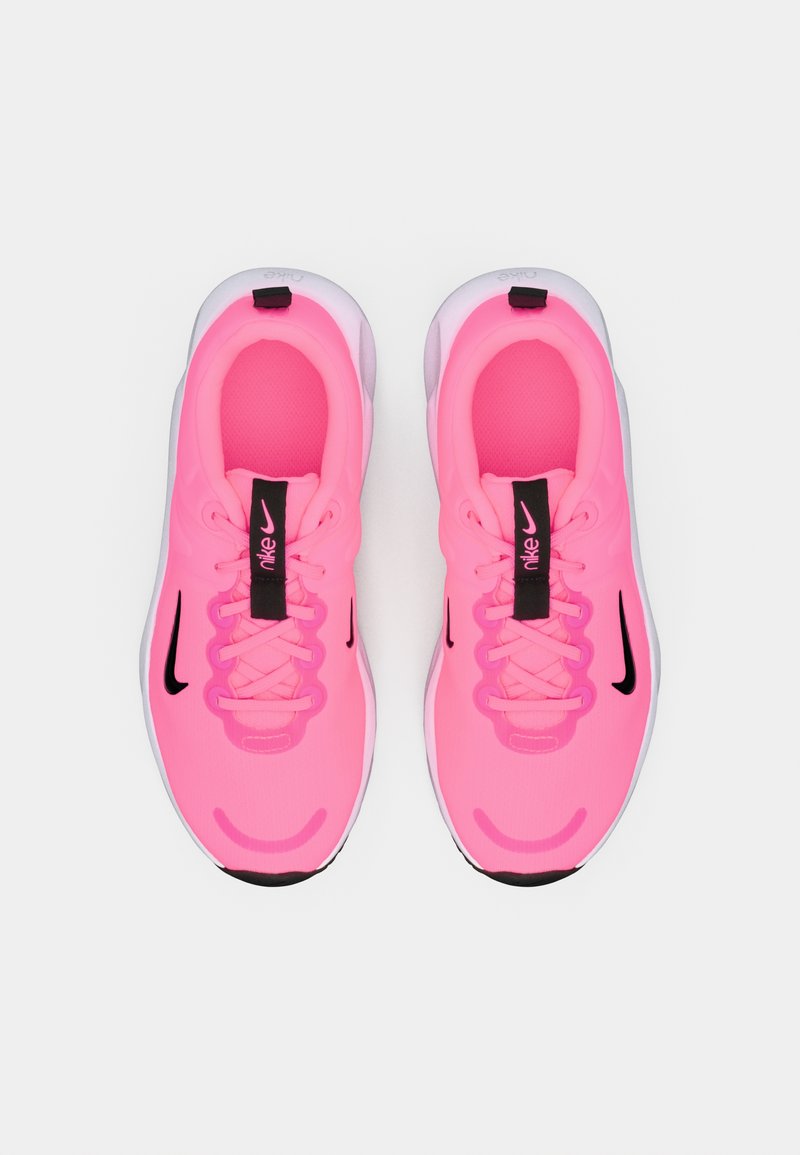 Scarpe sportive rosa con tomaia in rete, dettagli neri e lacci. La suola è bianca con una punta nera. Il design enfatizza traspirabilità e comfort.