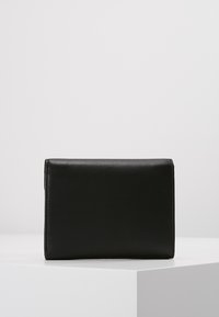 Zwarte leren portemonnee met een rechthoekige vorm. Heeft een gladde textuur en een eenvoudig ontwerp, zonder zichtbare hardware of versieringen.