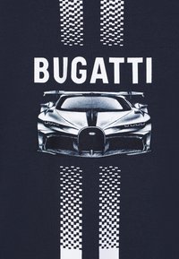 T-shirt blu navy con grafica di una macchina Bugatti, con testo bianco che mostra "BUGATTI" e accenti a motivo checker.