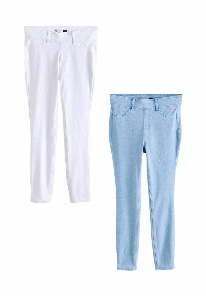 Jeans ajustados blancos y jeans ajustados azul claro, ambos de denim, con bolsillos frontales, pasadores para cinturón y una textura suave.