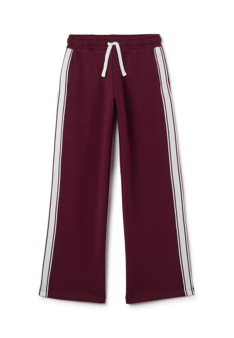 Pantalons de survêtement bordeaux avec une coupe ample, rayures blanches sur les côtés, taille élastique et cordon de serrage pour un ajustement. Texture de tissu douce et décontractée.