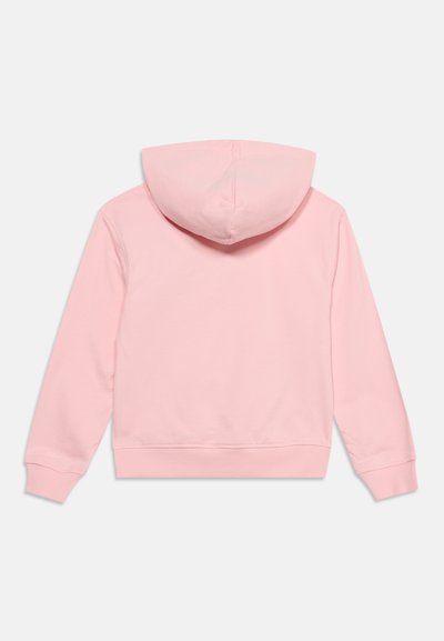 Sweat à capuche rose clair avec manches longues et poignets et ourlet côtelés, vu de dos sur fond blanc.