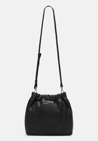 Czarna skórzana torebka o luźnym fasonie, z zaciąganym zamknięciem, regulowanym paskiem i wytłoczoną logotypem marki. Gładka tekstura i minimalna ilość metalowych akcesoriów.